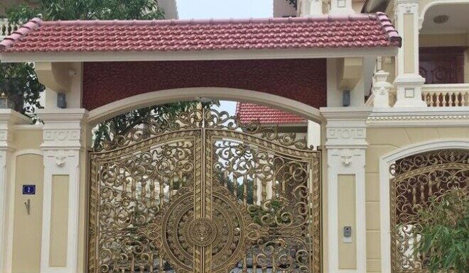 Which Way Should Your Gate Open: Outward or Inward? Unlocking Family Prosperity in Home Design