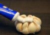 “Mother-in-Law’s Genius Hack: Smearing Toothpaste on Garlic in the Kitchen and Bathroom – 3 Days Later, I Thanked Her”