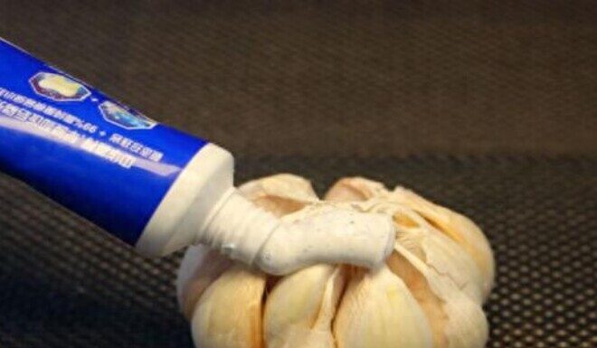 “Mother-in-Law’s Genius Hack: Smearing Toothpaste on Garlic in the Kitchen and Bathroom – 3 Days Later, I Thanked Her”