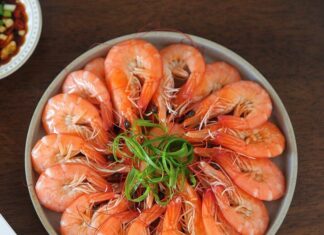 “Boil Shrimp Like a Pro: Add This Secret Ingredient for Juicy, Fragrant, and Odor-Free Results Every Time”