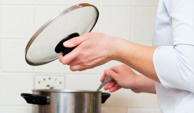 Smart Cooks Swear By This Upside-Down Lid Trick – 90% of Homes Are Missing Out on This Game-Changing Hack