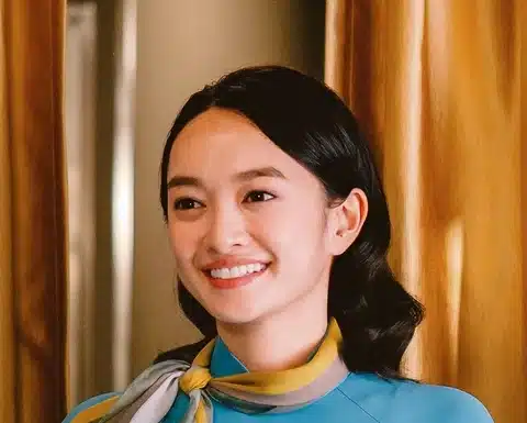 “Petite Flight Attendant’s Secret Style Hack: How a 5’1″ Beauty Uses a Common Item to Look 5’7″ Tall”