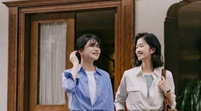 “3 Must-Have Pant Styles for Women Over 40: Elevate Your Street Style and Stand Out Effortlessly”