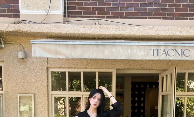 “Elegant Yet Youthful: Dark-Hued Outfit Ideas for Breezy Autumn Days”