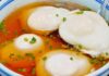 “Avoid a Common Mistake: Never Drop Poached Eggs into Boiling Water! Master These 3 Tips for Perfectly Round, Unbroken Eggs Every Time”