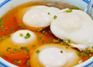 “Avoid a Common Mistake: Never Drop Poached Eggs into Boiling Water! Master These 3 Tips for Perfectly Round, Unbroken Eggs Every Time”