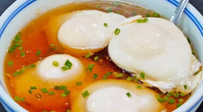 “Avoid a Common Mistake: Never Drop Poached Eggs into Boiling Water! Master These 3 Tips for Perfectly Round, Unbroken Eggs Every Time”