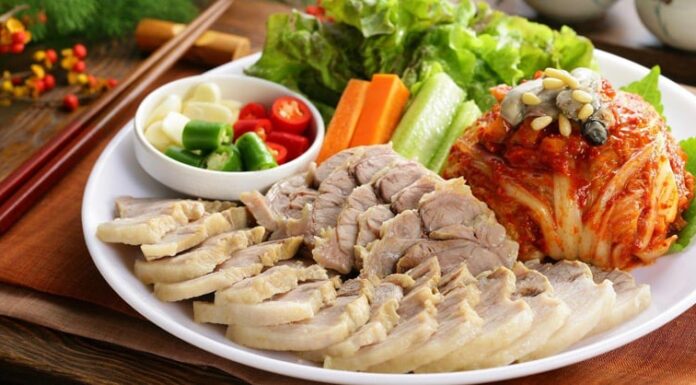 Boiling Meat in Cold Water is a Mistake: This Method Ensures Tender, Flavorful, and Perfectly White Meat