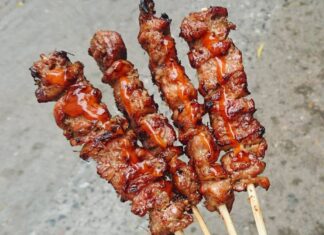 Top 8 Busiest Skewer Grills in Hanoi: Selling Over 3,000 Skewers Daily, with Hour-Long Wait Times for Customers