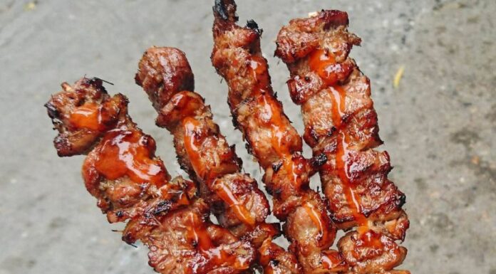 Top 8 Busiest Skewer Grills in Hanoi: Selling Over 3,000 Skewers Daily, with Hour-Long Wait Times for Customers