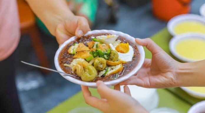 Savoring Vietnamese Congee with Mung Beans and Pork: A Nostalgic Taste of Hanoi’s Childhood Delicacy