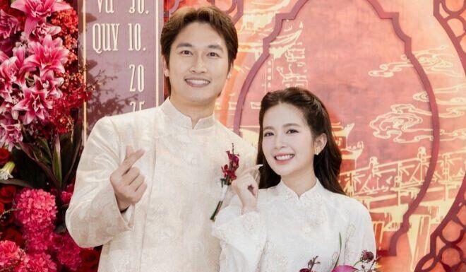 “Đình Tú’s On-Screen Romances Before Tying the Knot with Ngọc Huyền: A Lineup of Stunning Leading Ladies from Phương Oanh to the ‘Billion-Dollar Conglomerate’ Wife”