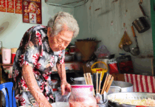 At 4 AM, a 90-Year-Old Mother Keeps Her Late Daughter’s Legacy Alive: “As Long as I Have Strength, I’ll Keep Going…”