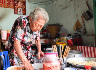 At 4 AM, a 90-Year-Old Mother Keeps Her Late Daughter’s Legacy Alive: “As Long as I Have Strength, I’ll Keep Going…”