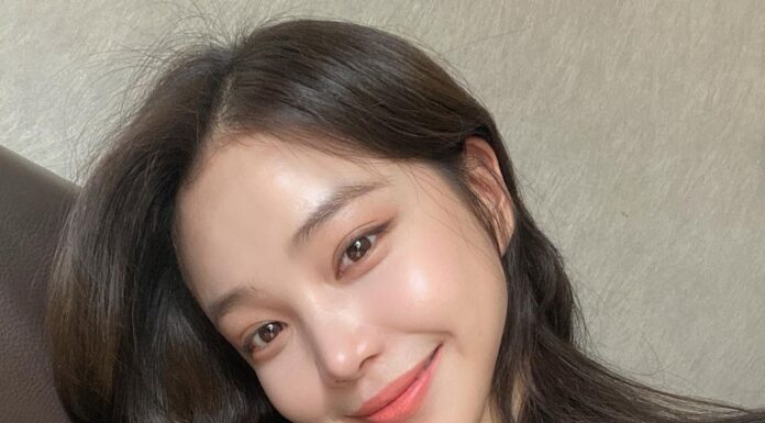 “5 Stunning Hairstyles Every Feminine Fashionista Swears By: Effortlessly Chic and Luxuriously Elegant”