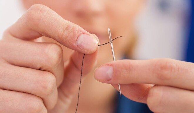 “Master This Trick: Thread a Needle Effortlessly in Just 2 Seconds, Every Time!”