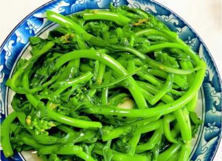“Crispy Winter Greens: Detoxifying, Lung-Nourishing, Liver-Cleansing, and Perfectly Stir-Fried with Aromatic Garlic”