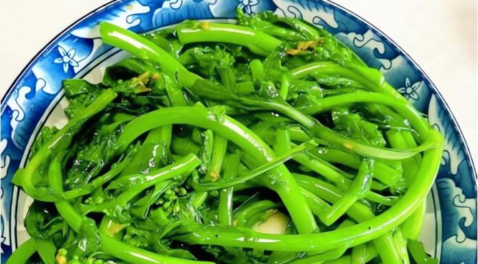 “Crispy Winter Greens: Detoxifying, Lung-Nourishing, Liver-Cleansing, and Perfectly Stir-Fried with Aromatic Garlic”