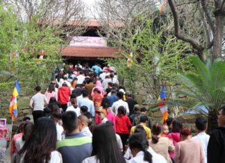 Early Year Pilgrimage to Bac Ninh: Exploring the Buddha Footprint Pagoda Festival
