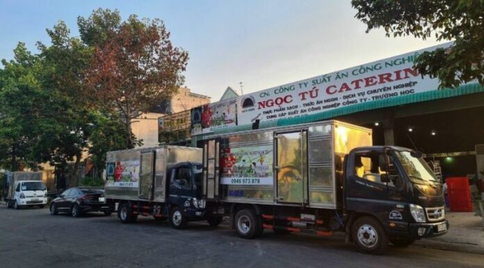 Sizzling Satay and Thai Sauce Ready-to-Eat Chicken Feet: A Tasty Review by Ngọc Tú