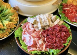 Why Is Lettuce Always Placed Underneath the Meat in Hot Pot? A Chef’s Insider Secret