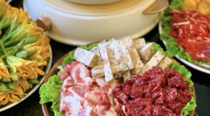 Why Is Lettuce Always Placed Underneath the Meat in Hot Pot? A Chef’s Insider Secret