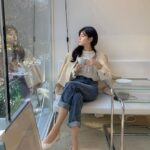 “Love Wearing Jeans? Pair Them with These 4 Chic Flat Shoe Styles for a Youthful and Elegant Look”