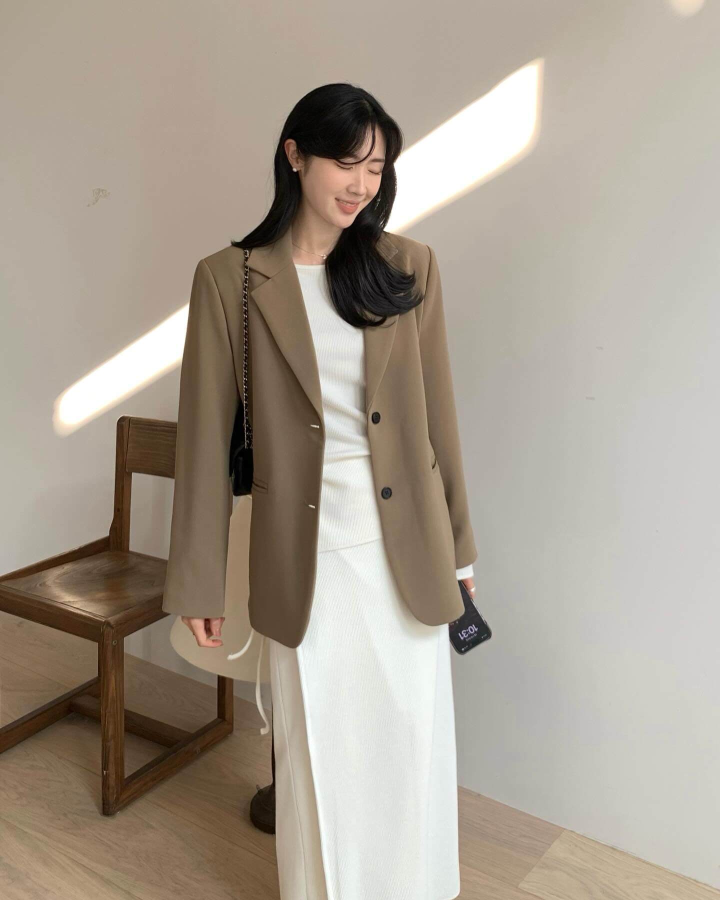 “Effortless Elegance for Women Over 35: Master These 5 Simple Yet Stylish Outfit Formulas”