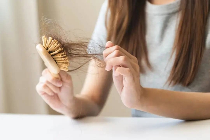 4 Common Causes Behind Handfuls of Hair Loss from Gentle Scalp Touches
