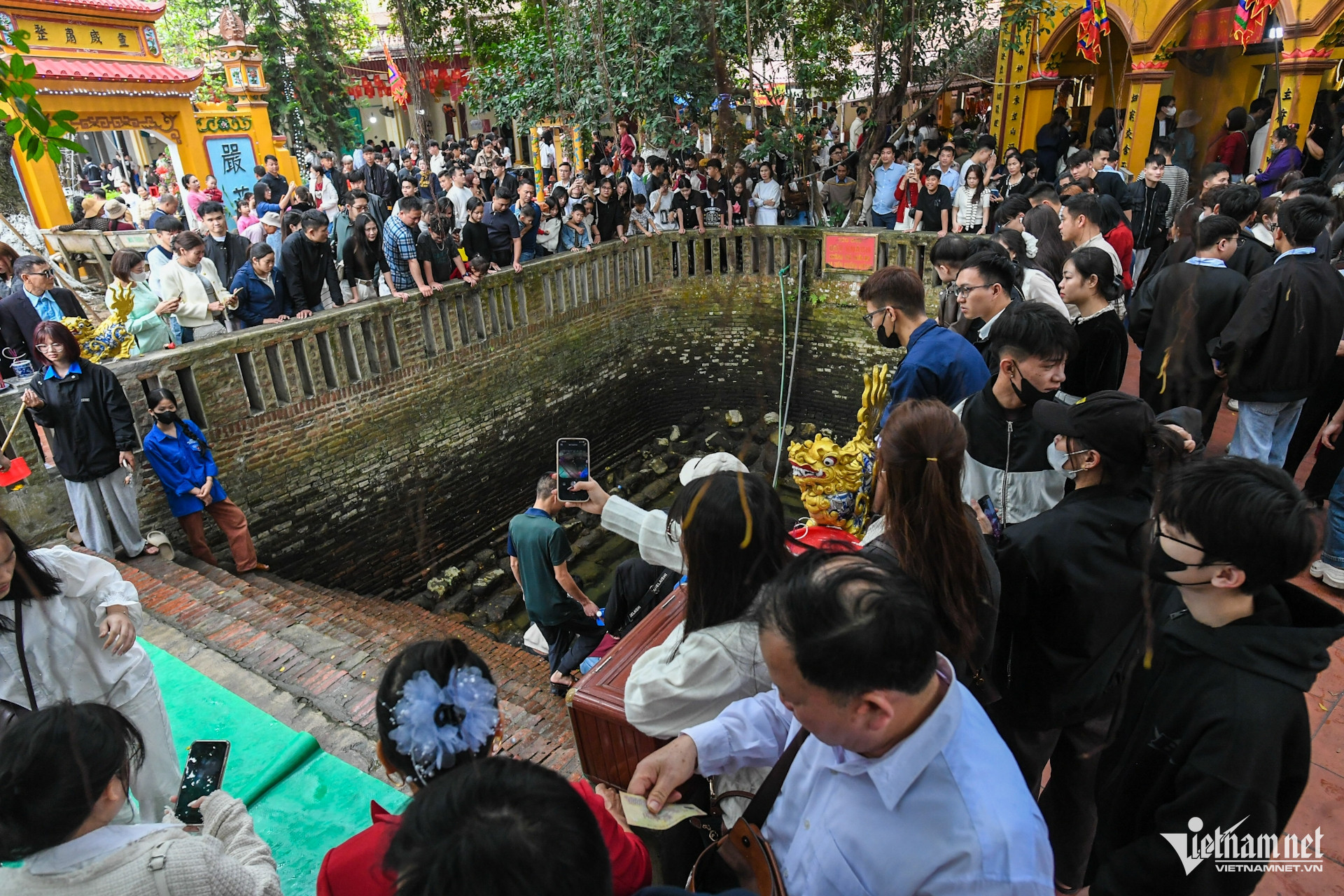 Seeking Love’s Blessings: A Distant Journey to Cleanse with New Year’s Well Water