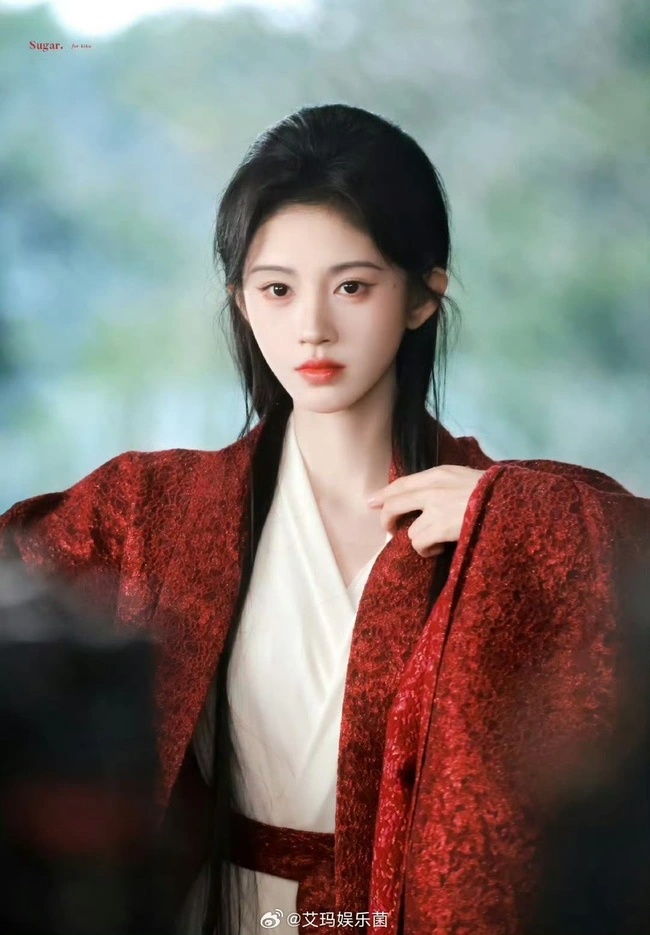 “The Once-in-4,000-Years Beauty: Flawless Skin and Slender Figure Secrets Revealed – Her Mom’s Tips and 2 Summer Fruits to Avoid”