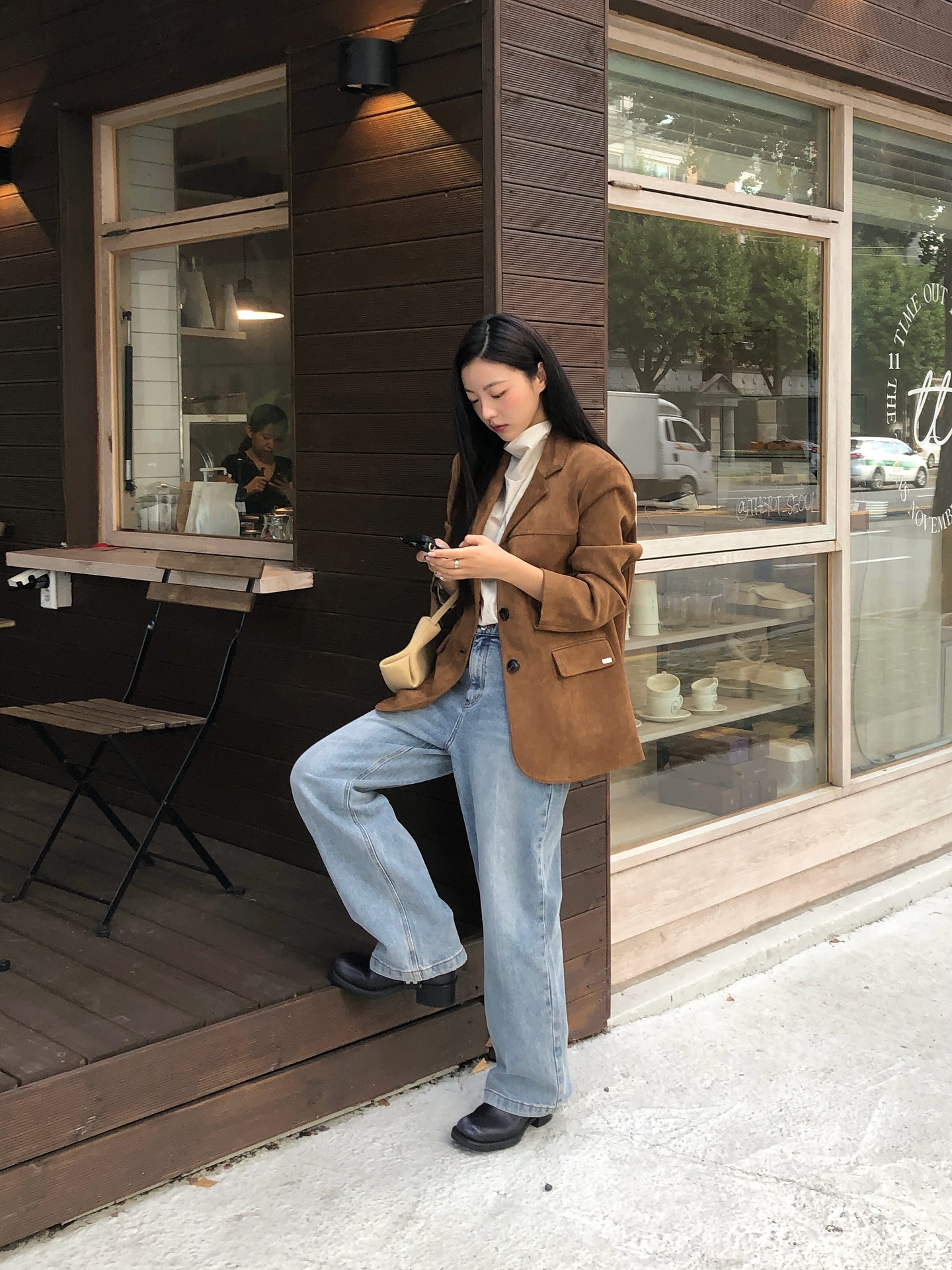“5 Wardrobe Essentials Every Stylish Woman Owns: Effortlessly Chic, Always On Point”
