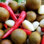 “Crunchy and Irresistible: The Ultimate Guide to Making Pickled Starfruit with Garlic Chili Sauce at Home”