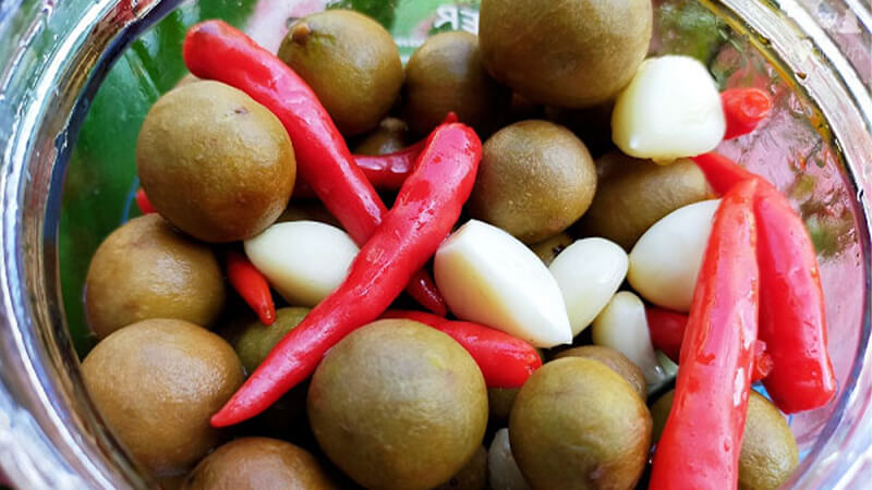 “Crunchy and Irresistible: The Ultimate Guide to Making Pickled Starfruit with Garlic Chili Sauce at Home”