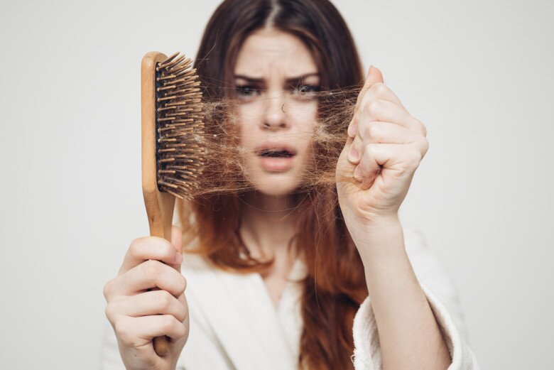 “Women Over 35 Experiencing Severe Hair Loss Every Morning: Your Body’s Silent Alarm and Effective Solutions”