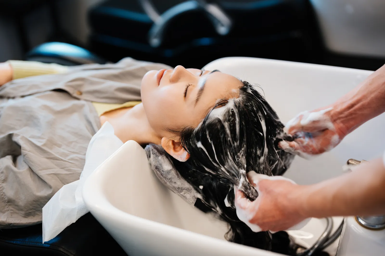 “No Budget for Hair Transplants? Try the ‘Sandwich’ Hair Washing Method for Thick, Bouncy, and Salon-Smooth Locks”