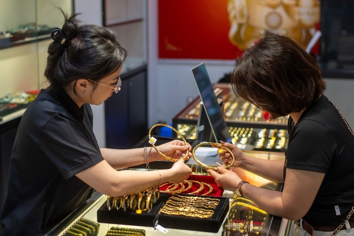 Gold Price Today, July 1st: Continues to Decline