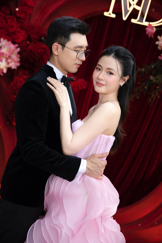Vietnamese Beauty Stuns with Lavish 2nd Wedding Anniversary Celebration: Unveiling Her Flawless Skin Secrets