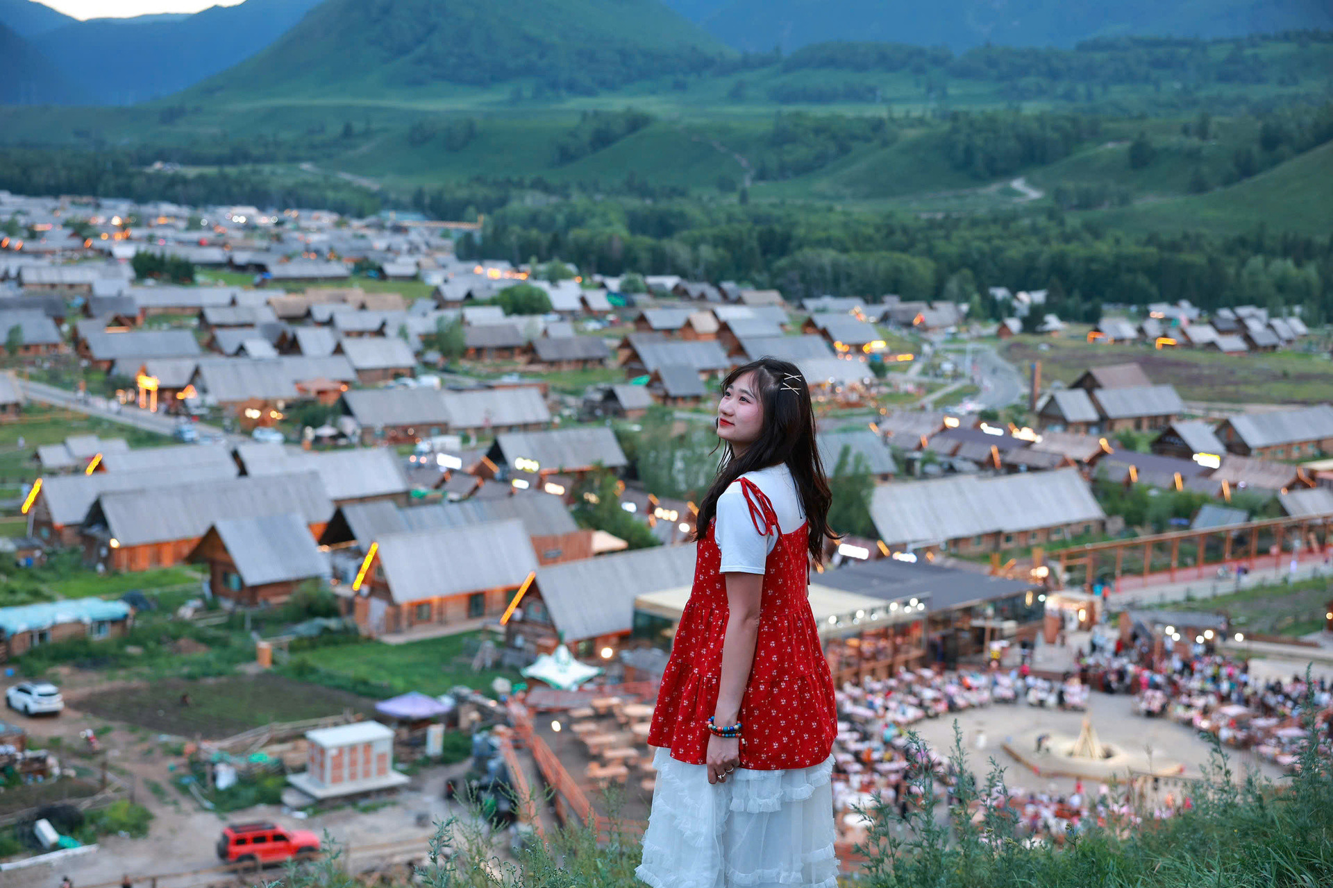Vietnamese Tourists Spend $2,300 on a Back-Breaking Journey to China’s Most Stunning Village