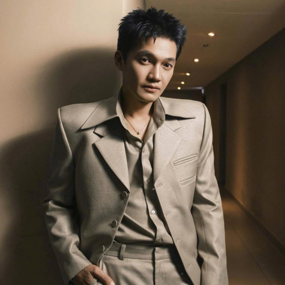 “Billion-Dollar Actor” Reveals 10-Year Marriage, Expresses Gratitude to His Private Singer Wife