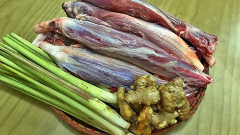 “Perfectly Tender Boiled Beef Shank: A Culinary Guide with Ginger-Soy Dipping Sauce Mastery”