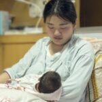 “Visiting My New Colleague Who Just Had a Baby in a Run-Down Dormitory, I Was Stunned by the Neighbor’s Situation”
