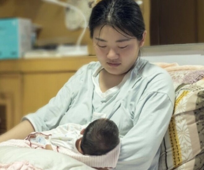 “Visiting My New Colleague Who Just Had a Baby in a Run-Down Dormitory, I Was Stunned by the Neighbor’s Situation”