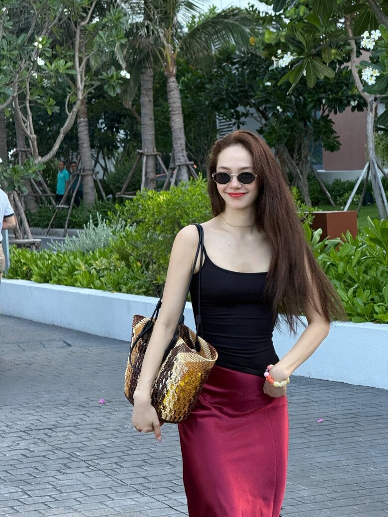“Under 40 but Looks 19: Vbiz Beauty Stuns in Bikini Photos, Flaunting a Toned Waist and Perfect Figure”