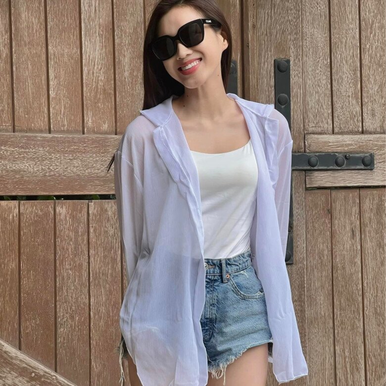 “Blazing Hanoi Days, Rainy Evenings: The Fashion-Forward Crowd’s ‘2-in-1’ Outfit Formula”