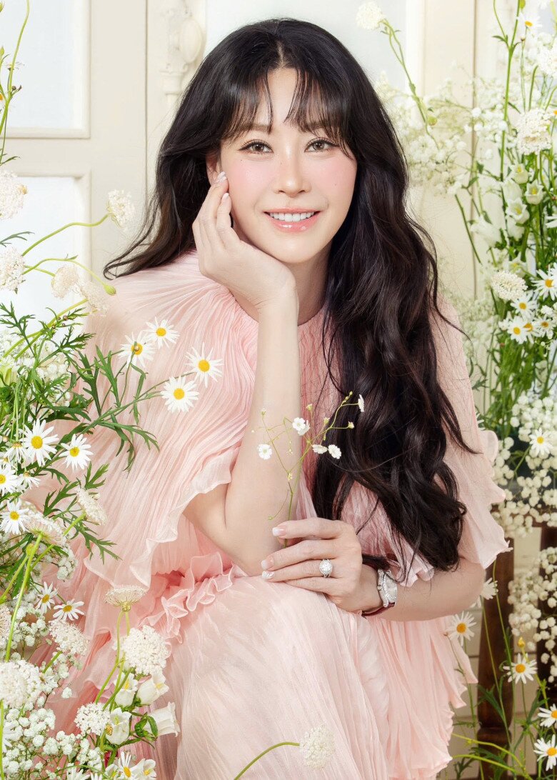 “Vietnamese Beauty Queen Marries Man 12 Years Her Senior: Living in a Hundred-Billion-Dollar Mansion, U50 Elegance Still Radiates Youthful Beauty”